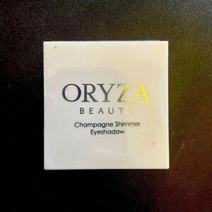 Brand new ORYZA beauty eyeshadow in champagne shimmer!‎